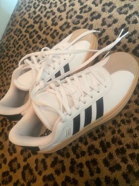 adidas White Sneakers with Black Stripes and Tan Accents 6.5 4.5 ladies kids
